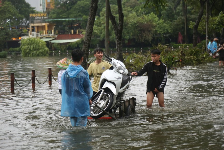 Ha Dong: nhieu tuyen duong ngap sau, giao thong te liet - Hinh anh 8